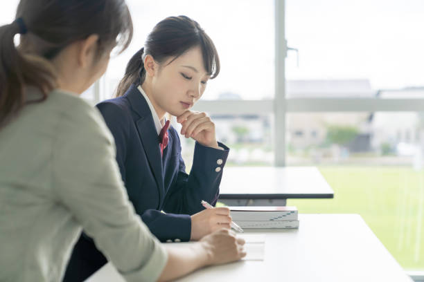 面談する女子高校生