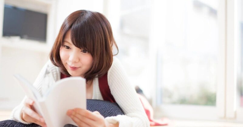 本を読む女性