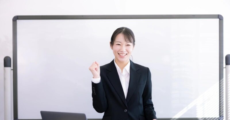 女性が励ましている様子