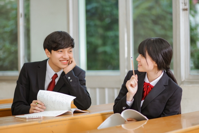 おしゃべりする男子生徒と女子生徒