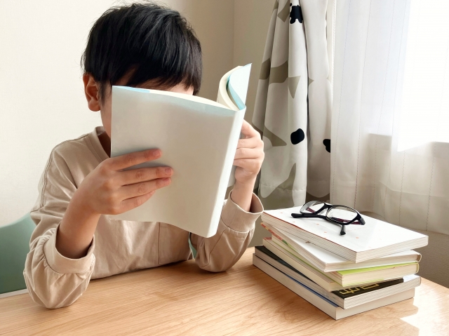 本を読む男の子