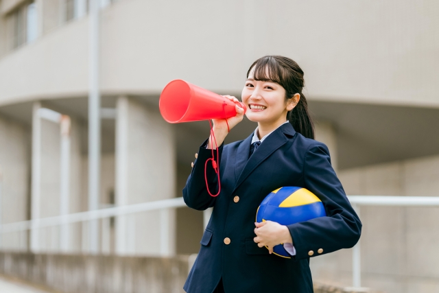 メガホンを持つ女子高生