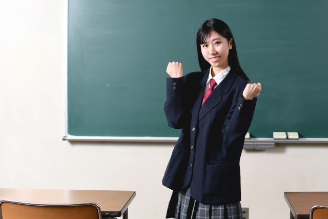 ガッツポーズする女子高生