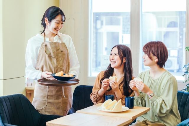 バイトする女性とその友人