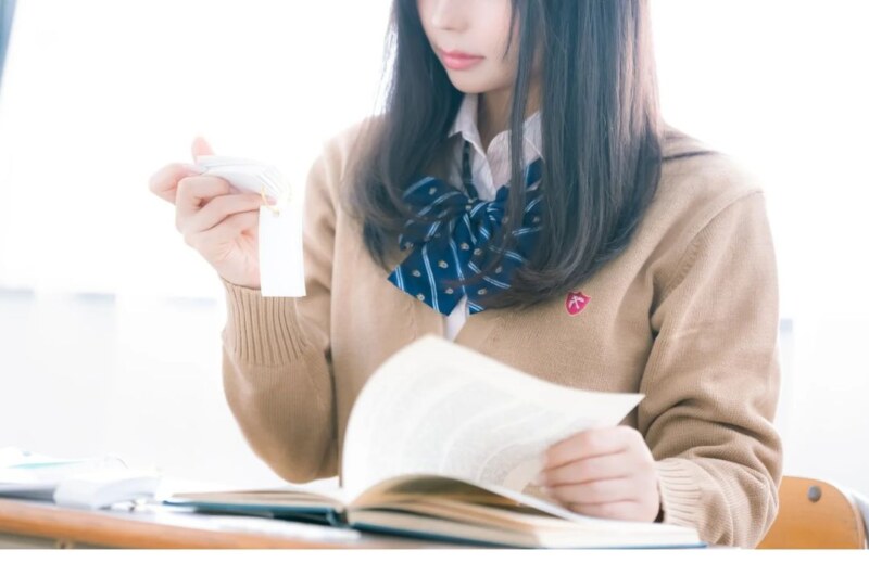 勉強する女子
