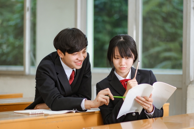 教える男子と教わる女子