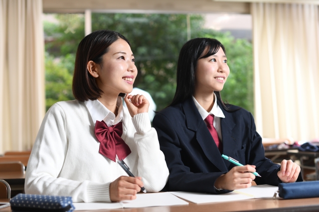 前を見る女子高生2人