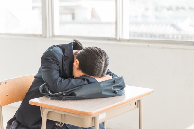 うずくまる女子高生