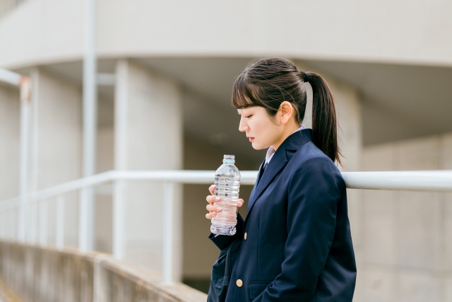 落ち込む女子高生