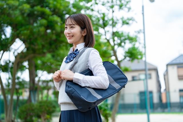 カバンを持つ女子高生