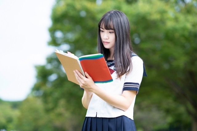 本を読む女子高生