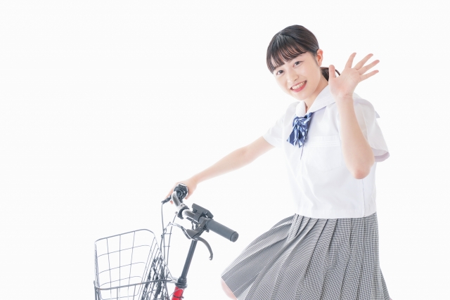 自転車に乗る女子高生