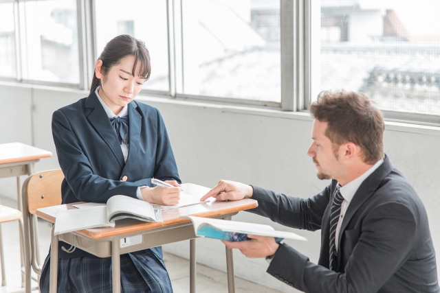 教えてもらう女子高生