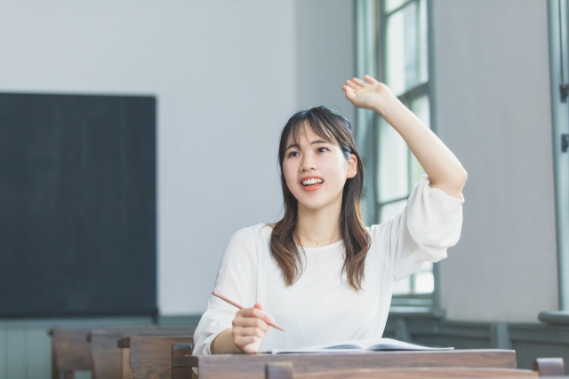 手を上げる女性