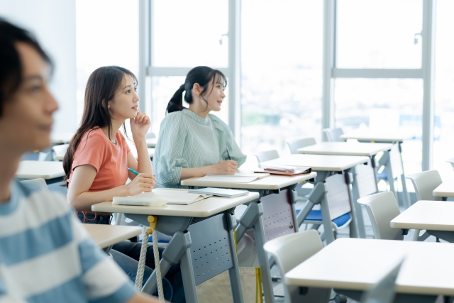 授業を受ける女性たち