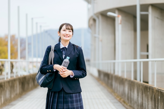 ペットボトルを持つ女子高生