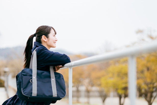 遠くを見る女子高生