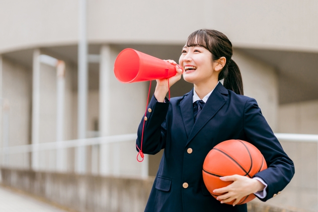 ボールを持つ女子高生