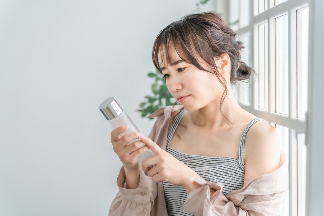 スマホを使う女性