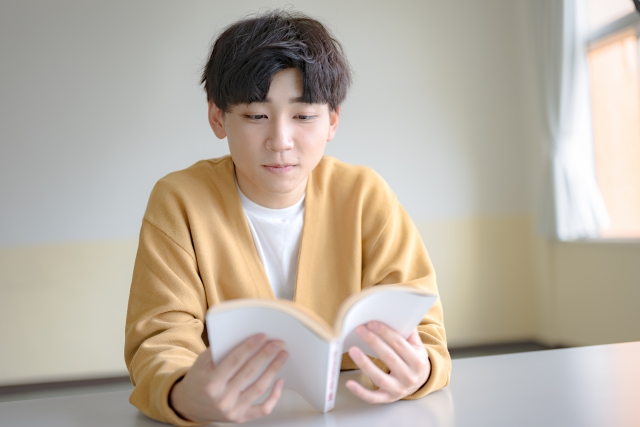 読書する男性