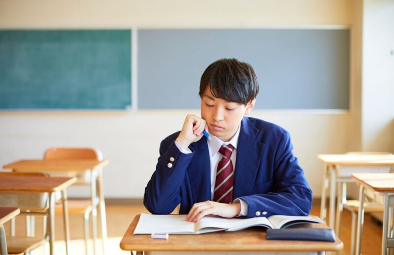 考える男子高生