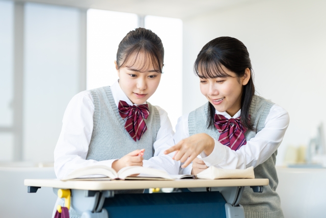 教えあう女子高生たち