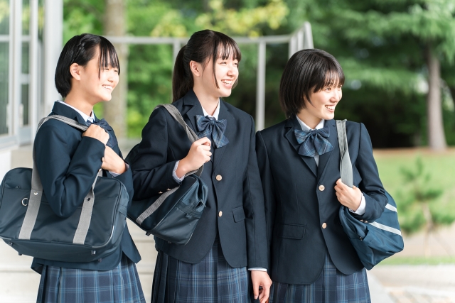 並んでいる女子高生たち