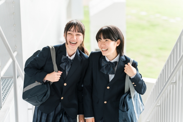 笑いあう女子高生たち