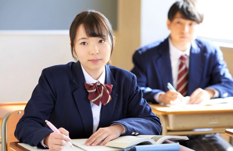 勉強する女子高生