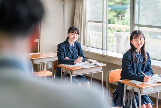 授業を受ける女子高生