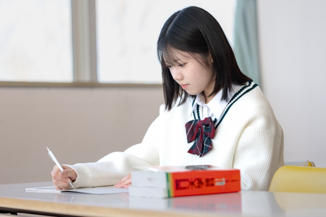 勉強する女子高生