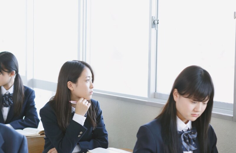悩む学生の様子