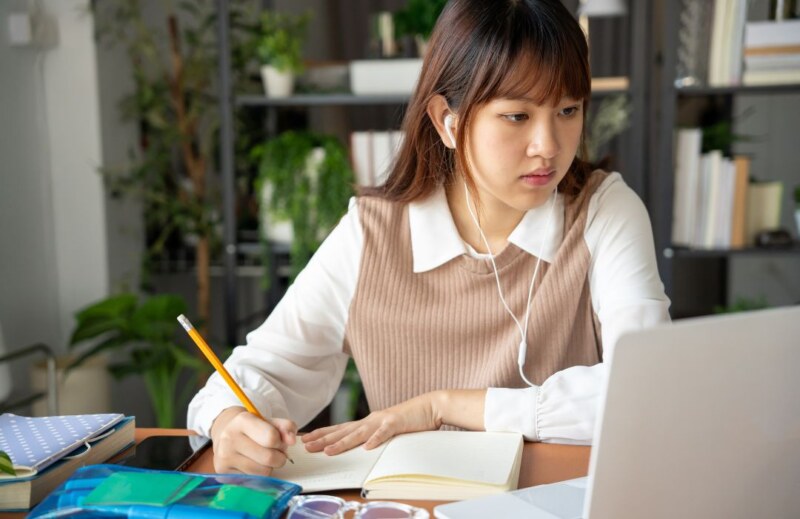勉強している学生の様子