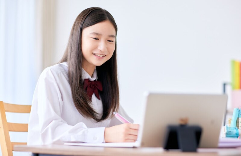 オンラインで勉強する学生の様子
