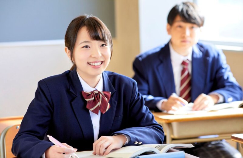 学校で勉強している高校生