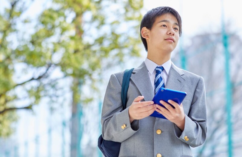 情報を探している学生の様子
