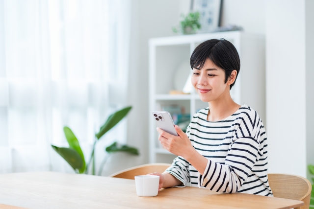 スマホを触る女性